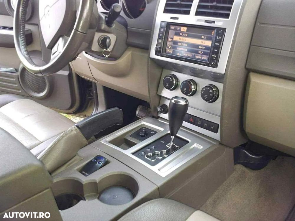 Dodge Nitro - 7