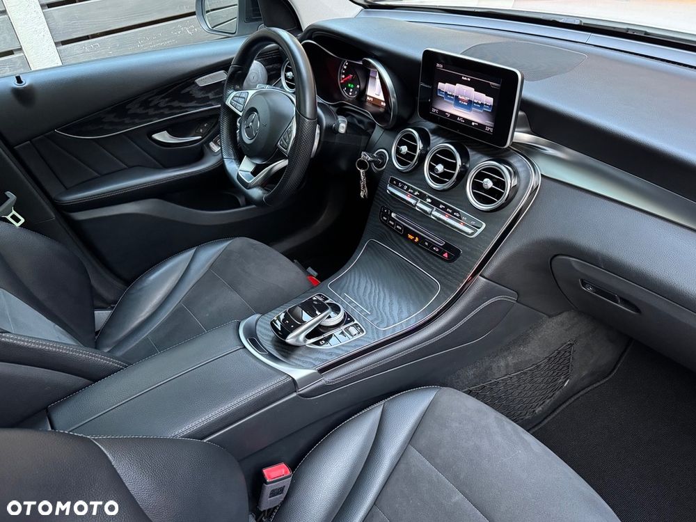 Mercedes-Benz GLC 250 4Matic 9G-TRONIC AMG Line - 32