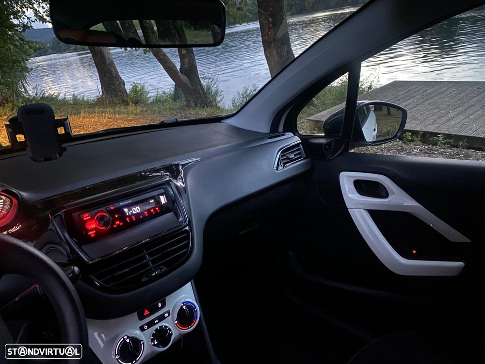 Peugeot 208 - 8