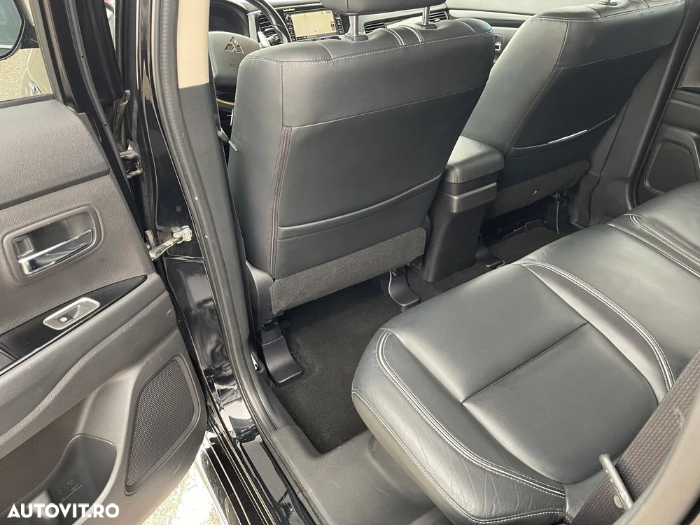 Mitsubishi Outlander 2.0 4WD Plug-In Hybrid Top - 16