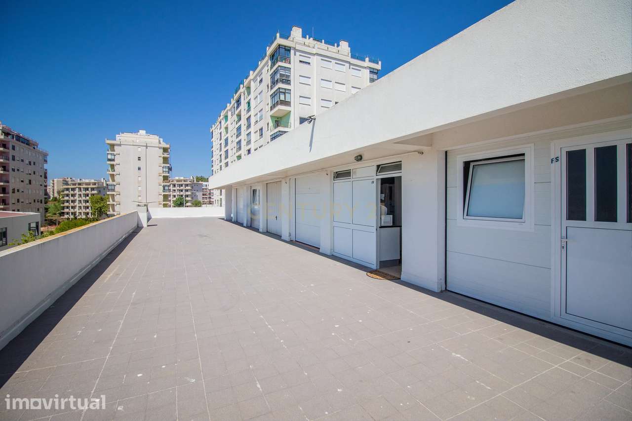 Garagem com luz, água e saneamento ao lado do CAE nas Abadias - Figuei - Grande imagem: 4/10