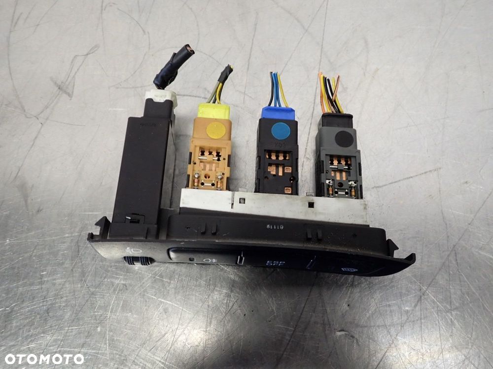 PANEL PRZEŁĄCZNIKÓW KIA CARENS III - 2