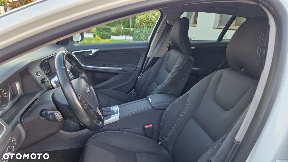 Volvo V60 D2 Momentum - 11