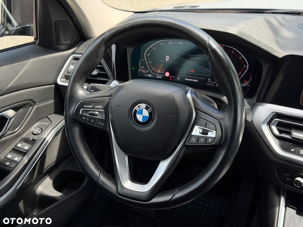 BMW Seria 3 330i Sport Line - 30