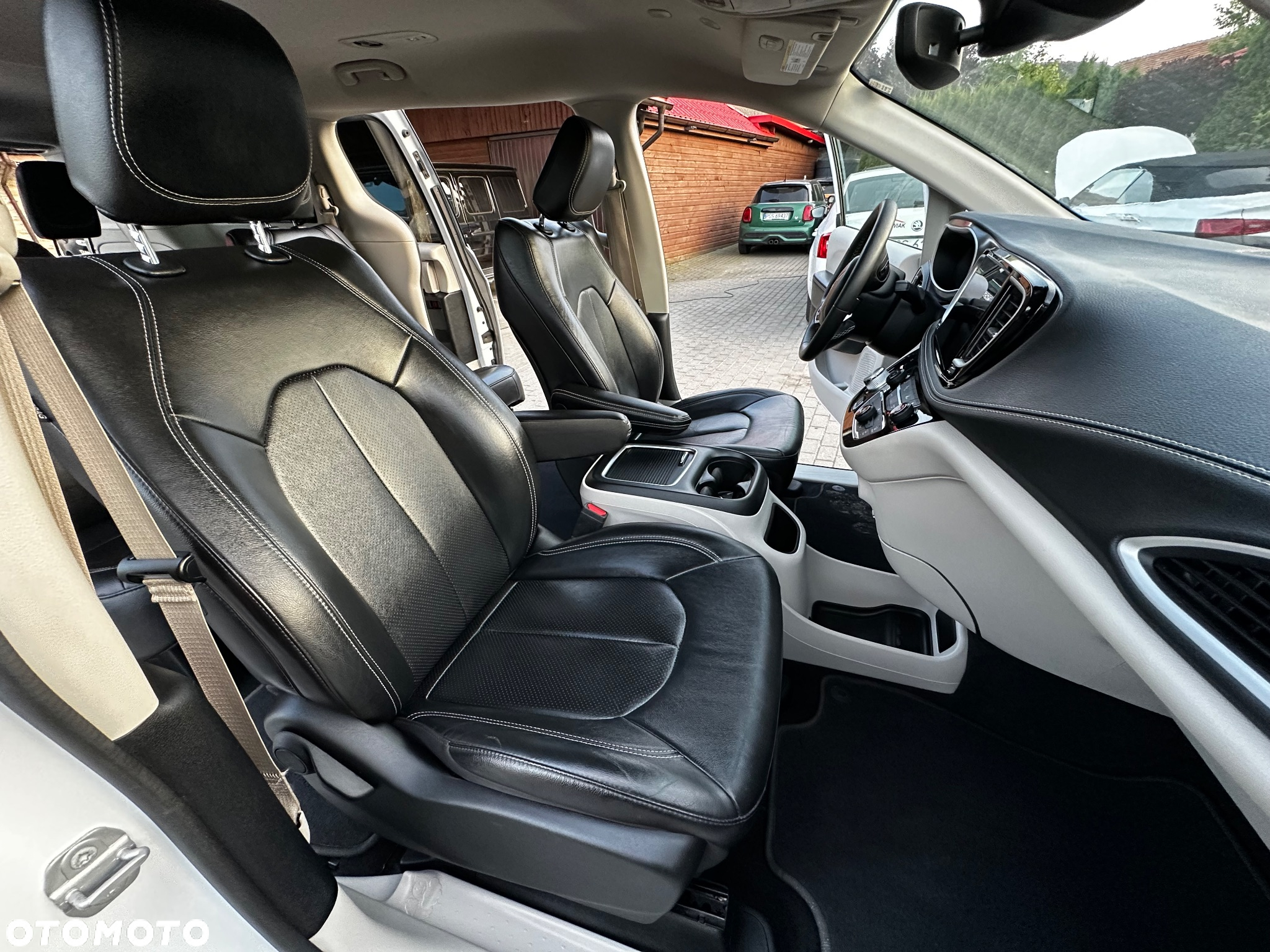 Chrysler Pacifica - 11