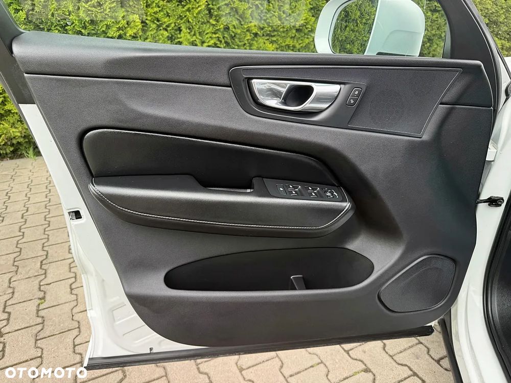 Volvo XC 60 D4 AWD Geartronic RDesign - 24