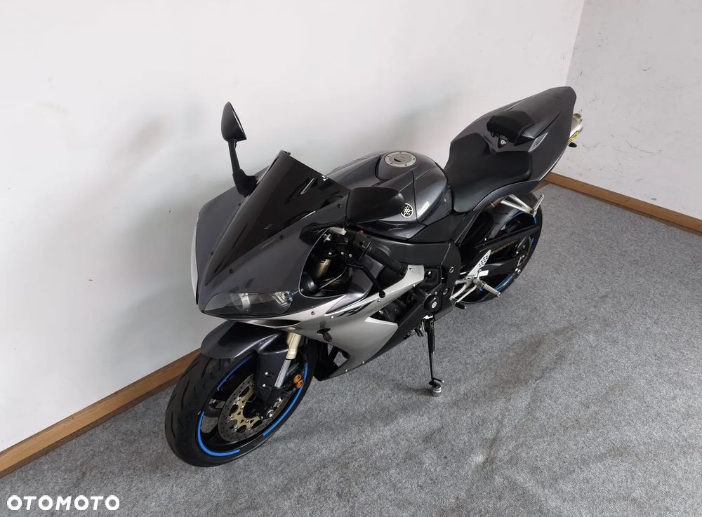 Yamaha R1 - 9