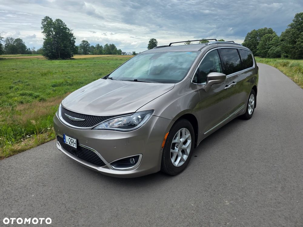 Chrysler Pacifica - 1