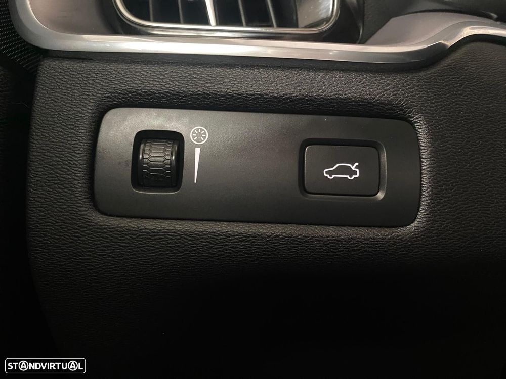 Volvo XC 60 2.0 B4 Momentum Plus Geartronic - 18