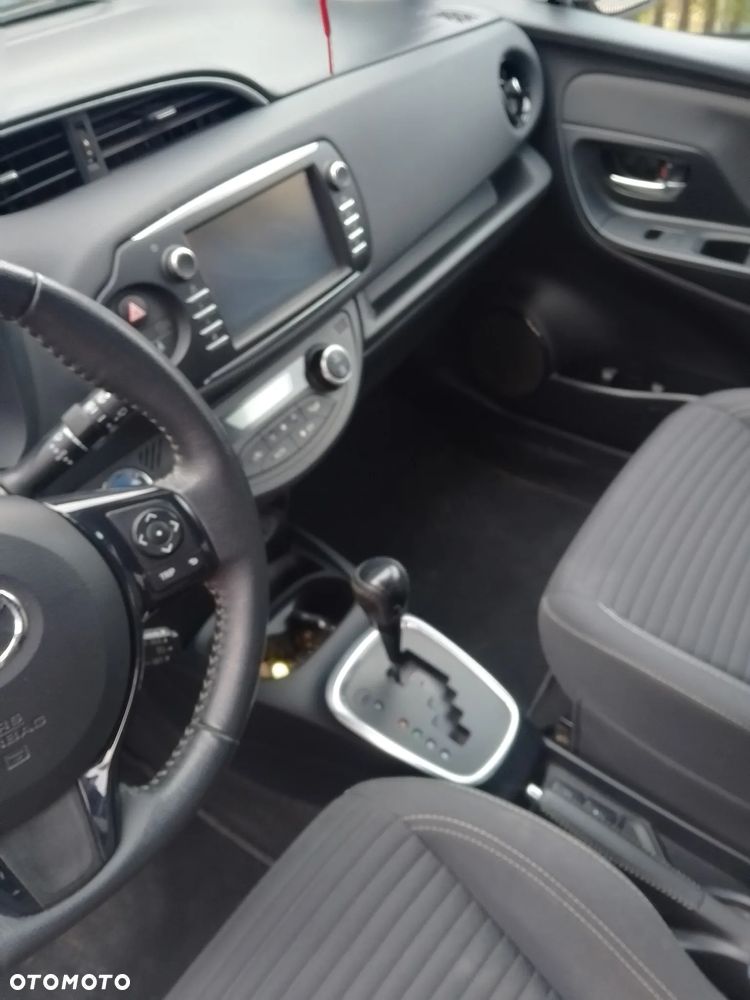 Toyota Yaris Hybrid 100 Dynamic - 11