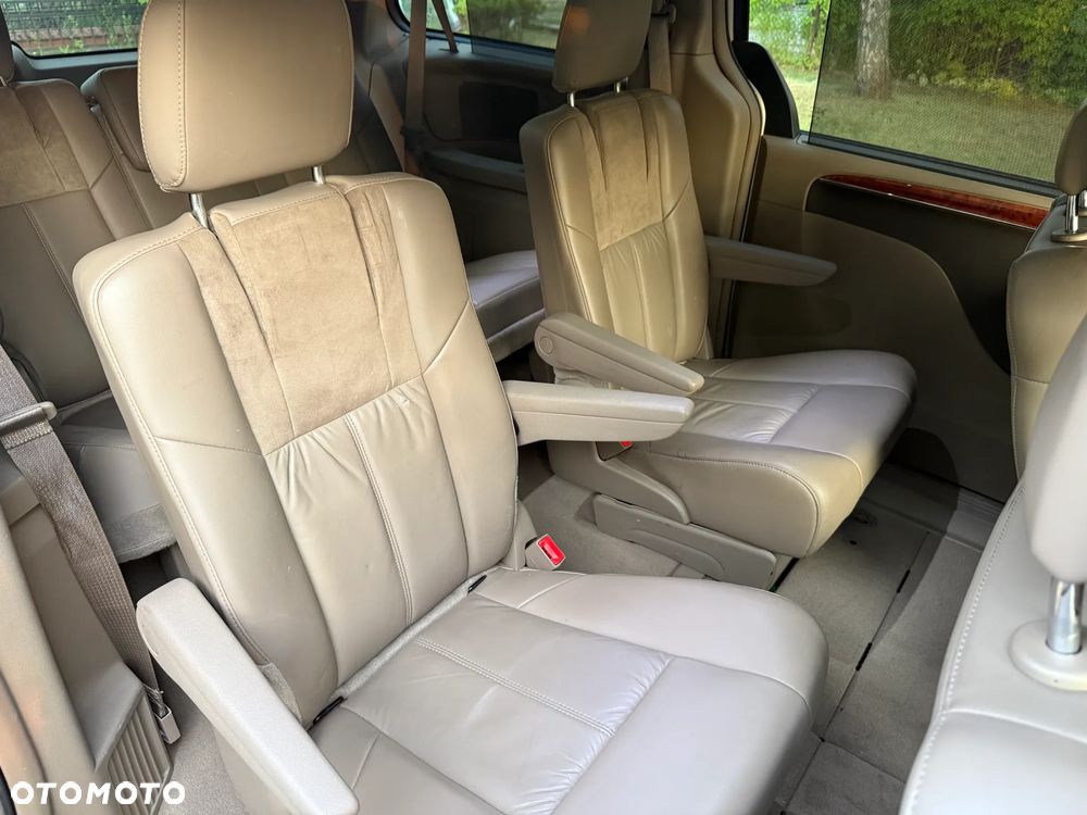 Chrysler Town & Country 3.6 Limited - 19