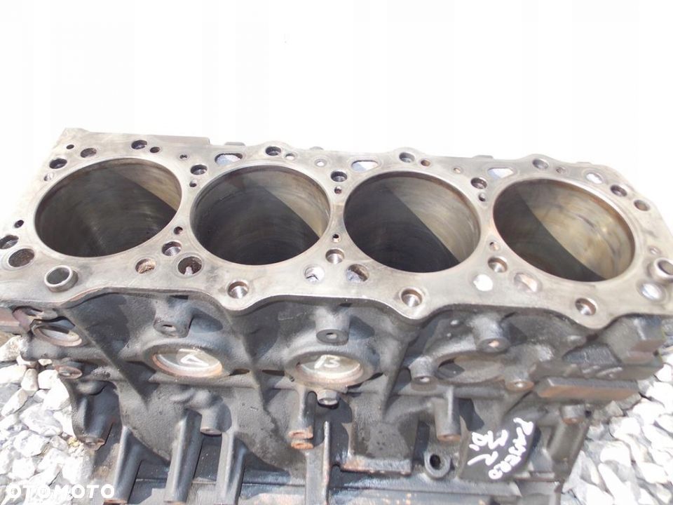 Blok silnika Mitsubishi Pajero III 3.2 DI 4M41 - 2