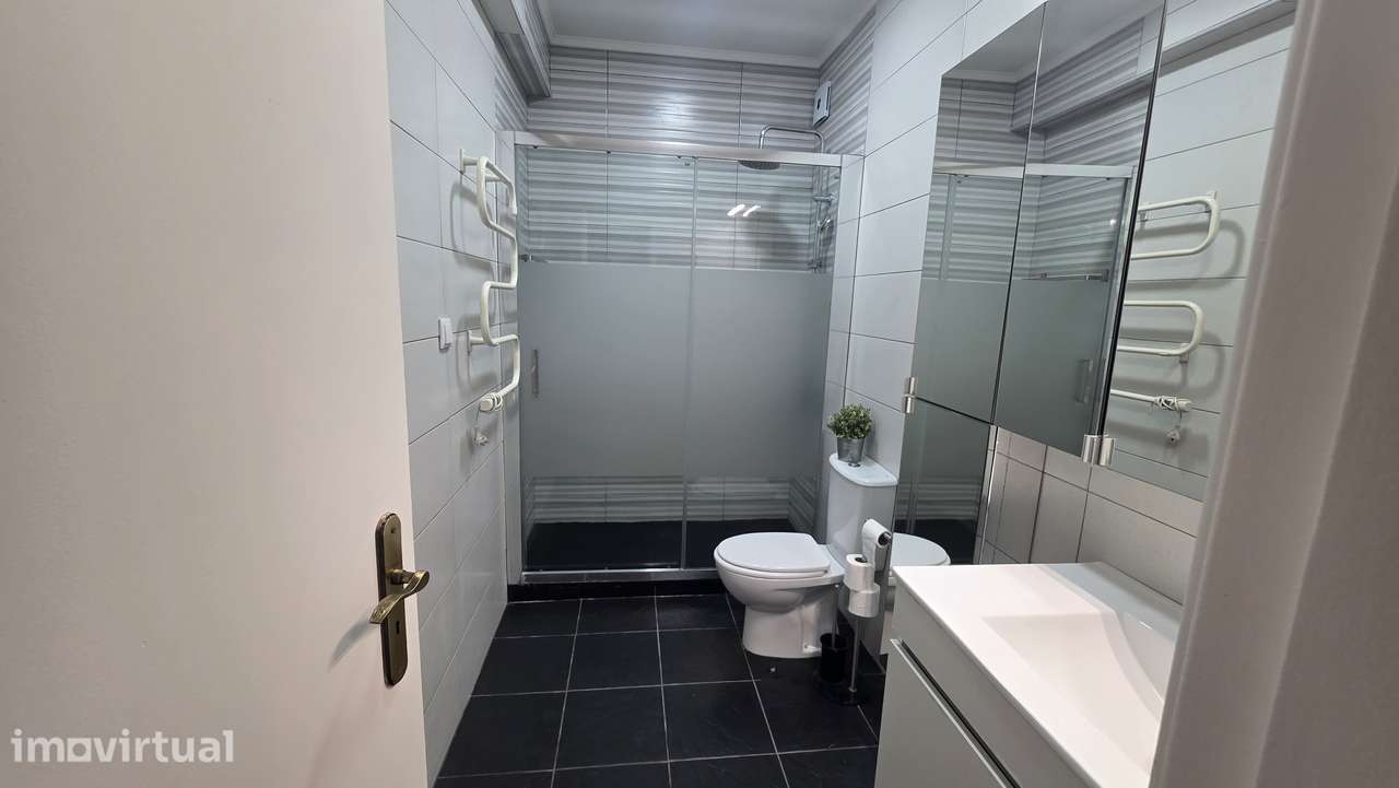 T2 Remodelado Massamá Central com lindo quintal e grande Arrecadaçao - Grande imagem: 5/18