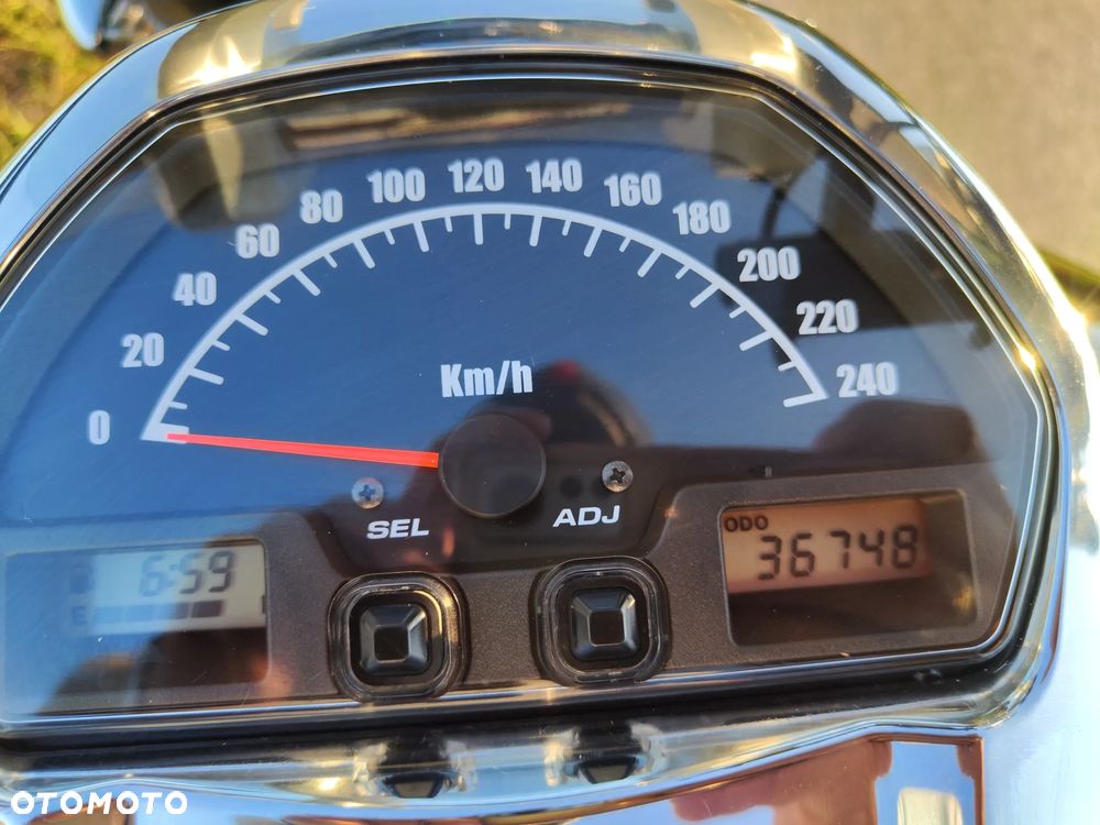 Suzuki Intruder - 8