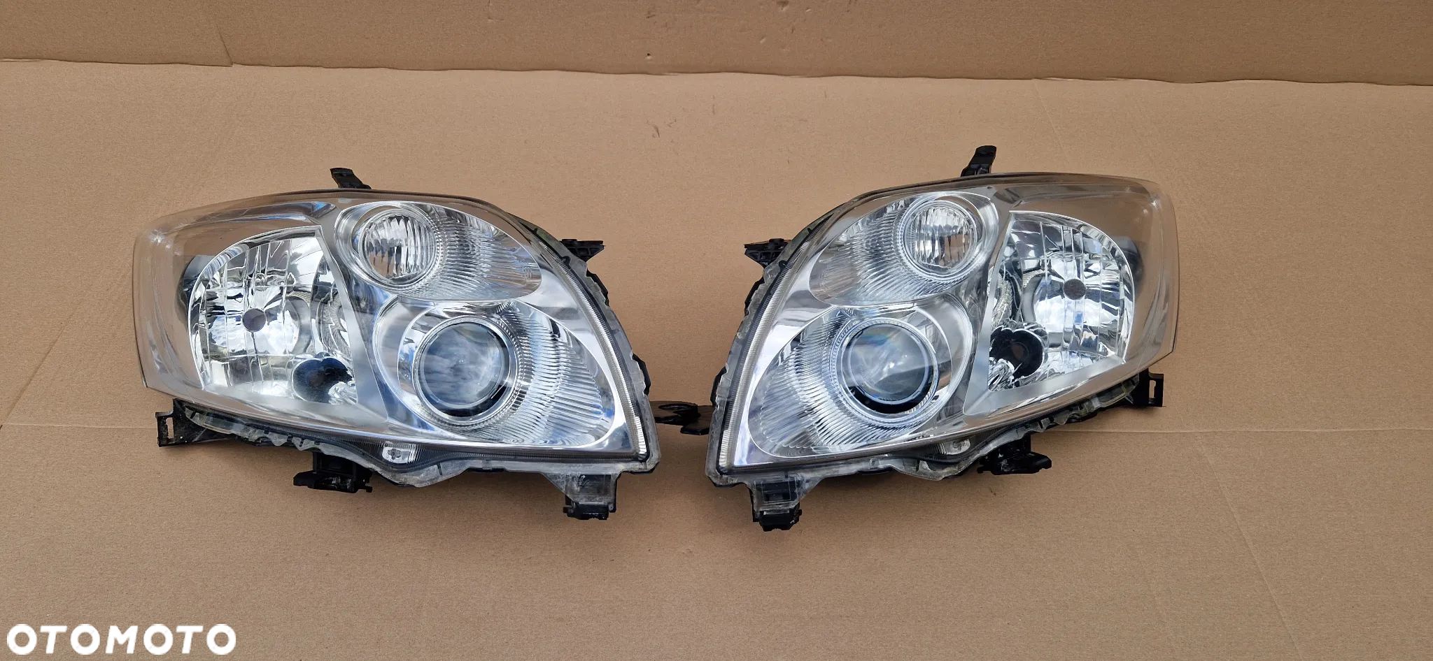 TOYOTA AURIS I LAMPA PRAWA LEWA EUROPA - 1