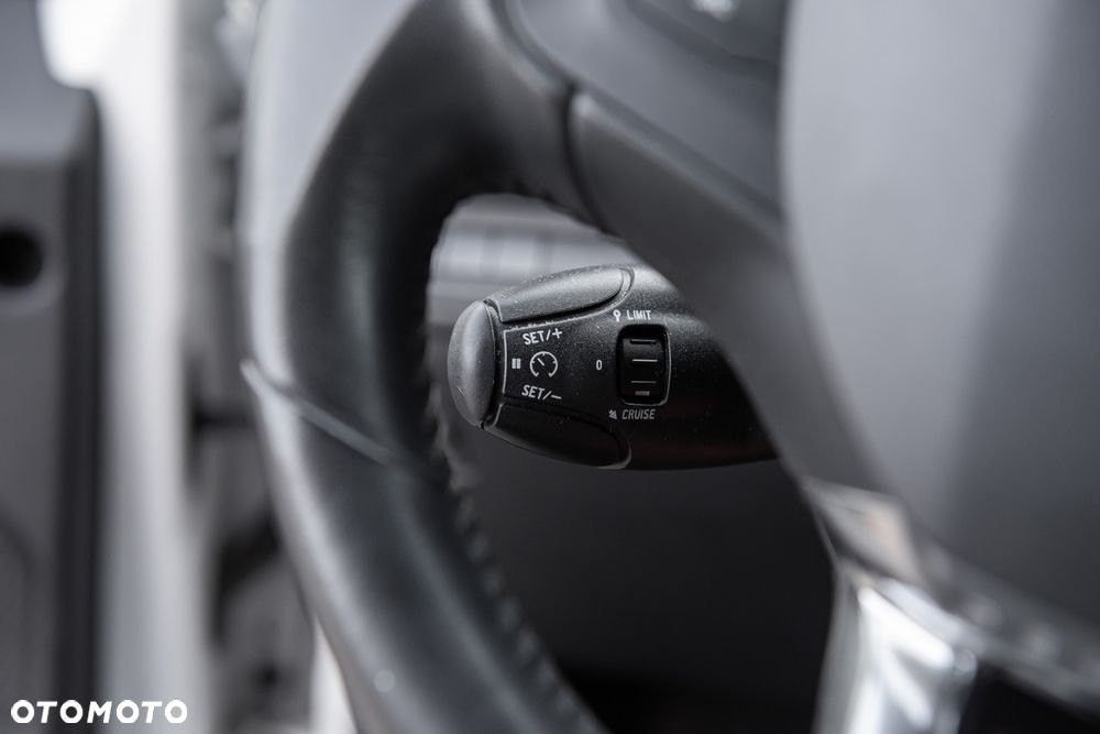 Peugeot 208 - 18