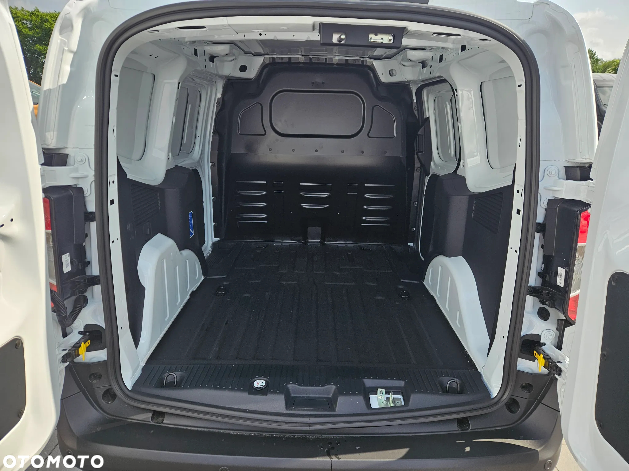Ford E-Transit Courier - 15