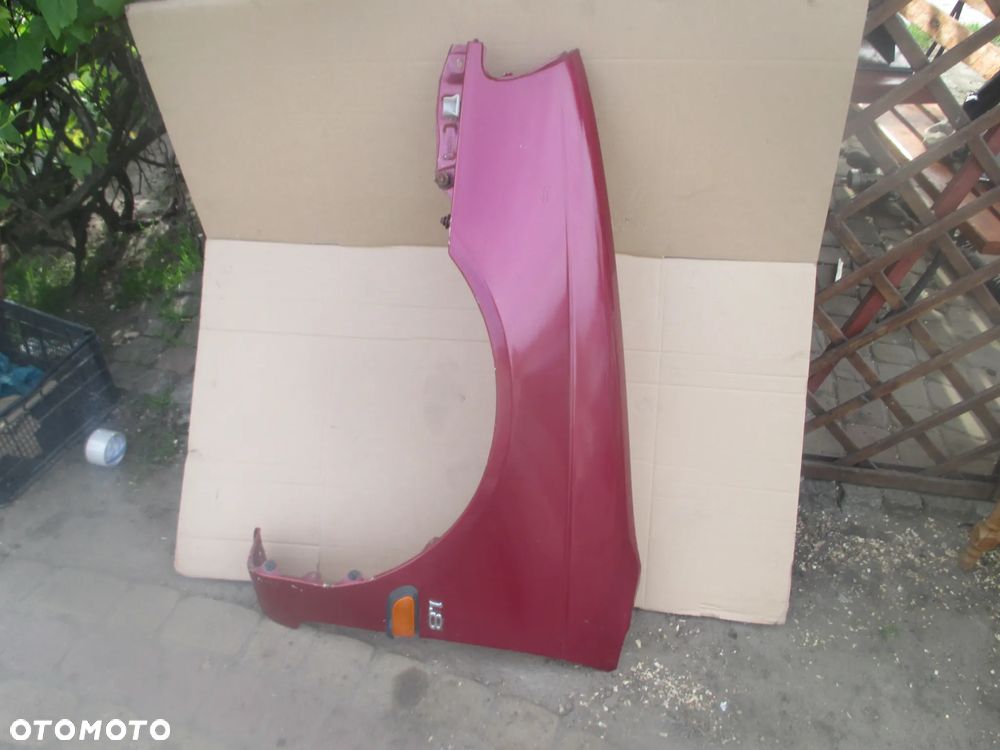 błotnik lewy Toyota Avensis T22