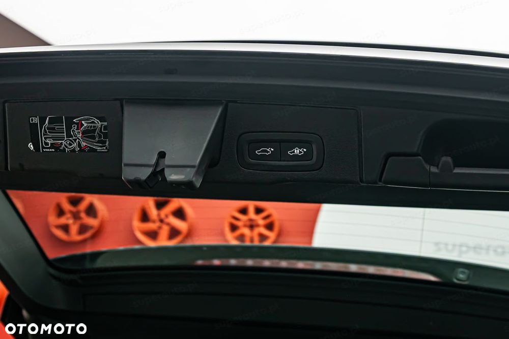 Volvo XC 60 B4 D AWD Momentum Pro - 32