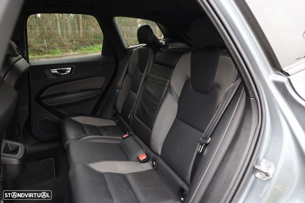 Volvo XC 60 2.0 B4 Plus Dark - 25