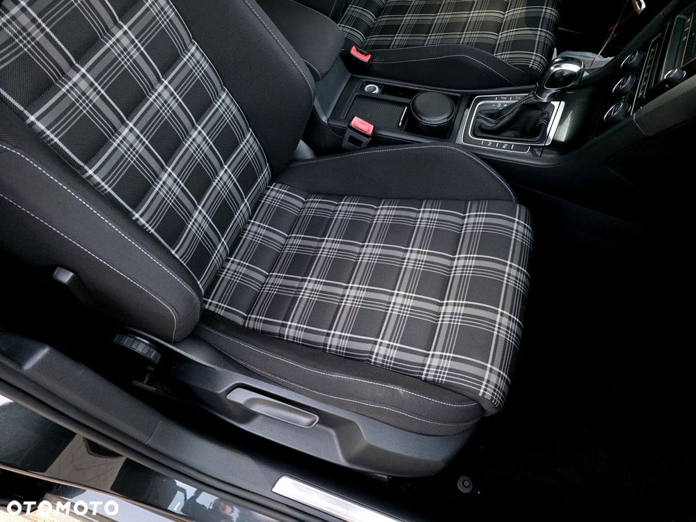 Volkswagen Golf - 15