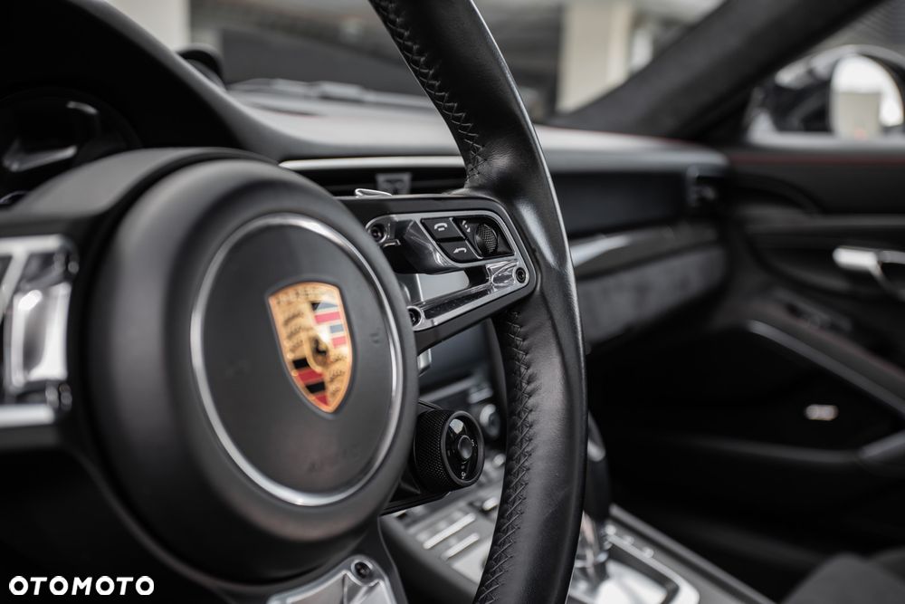 Porsche 911 Carrera GTS PDK - 23