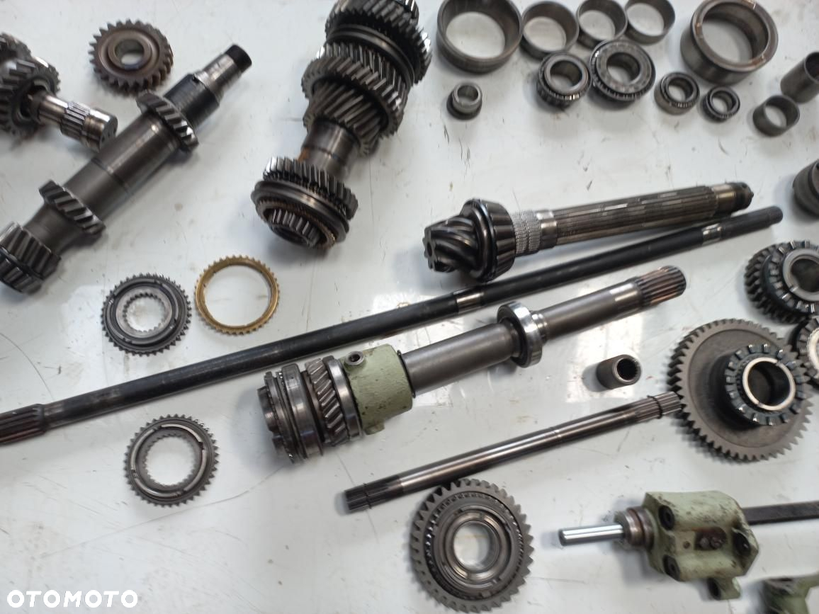 Części skrzyni biegów DEUTZ FAHR DX 6.05,85,90,4,50,4.31,synchronizator 1-2 bieg,przesówka,koło zębate,ślizg,pierścień ,hamulec,wałek ataku,łożysko,obudowa skrzyni,tuleja. - 10