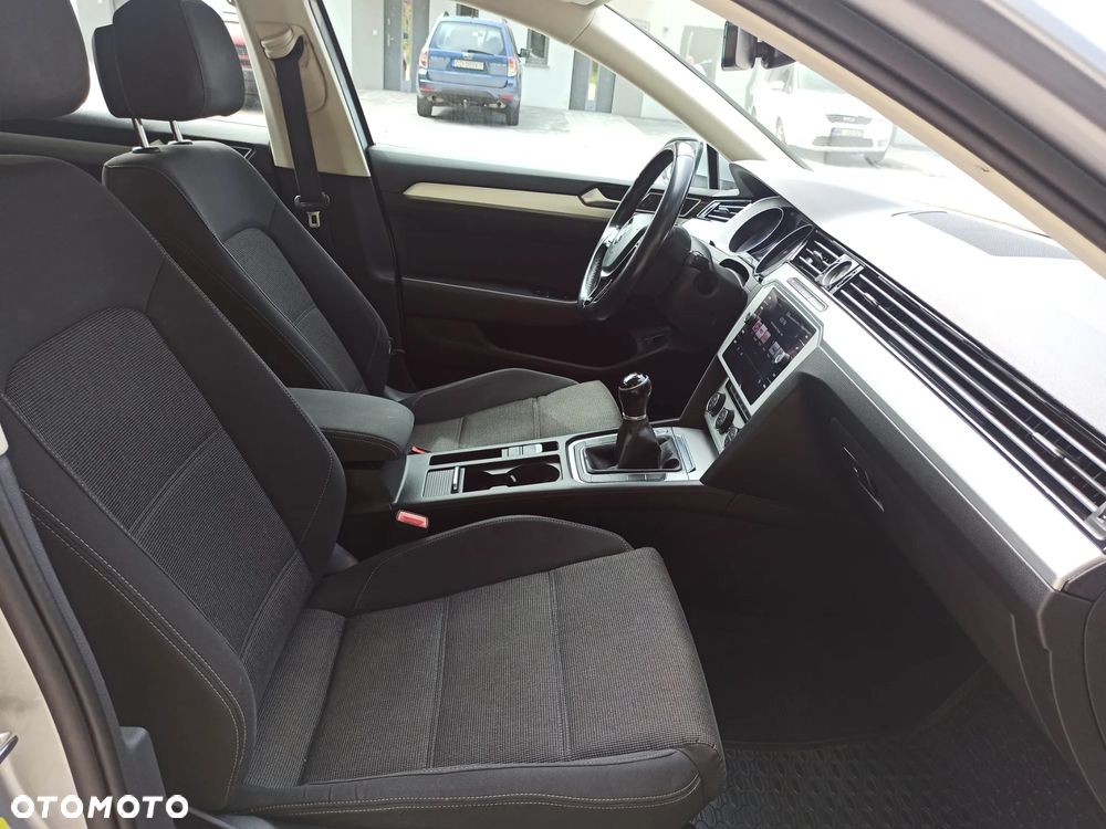 Volkswagen Passat 2.0 TDI SCR Comfortline - 17