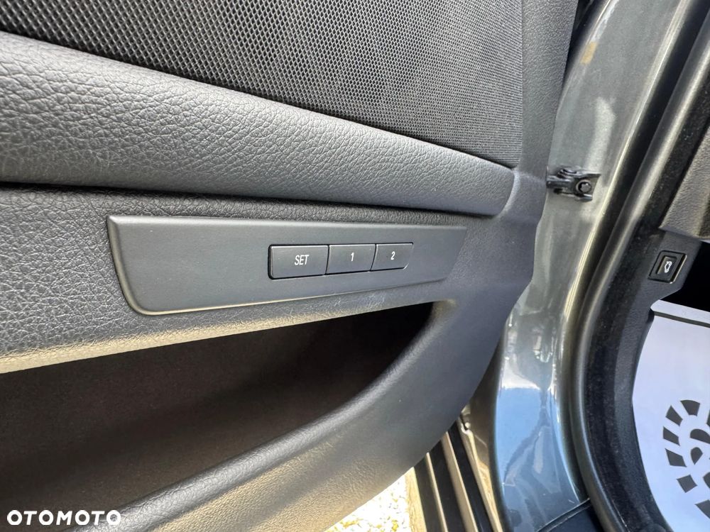 BMW Seria 5 528i xDrive - 30