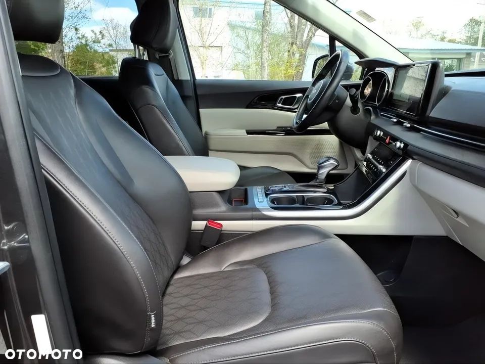 Kia Carnival - 17