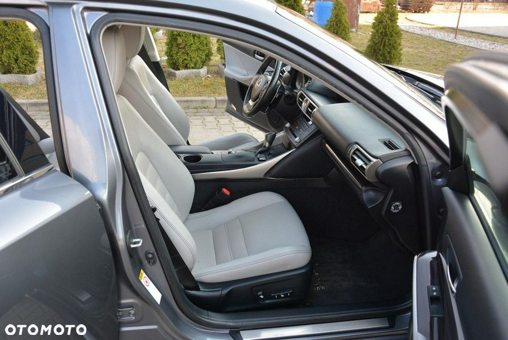 Lexus IS Luxury Line - 16