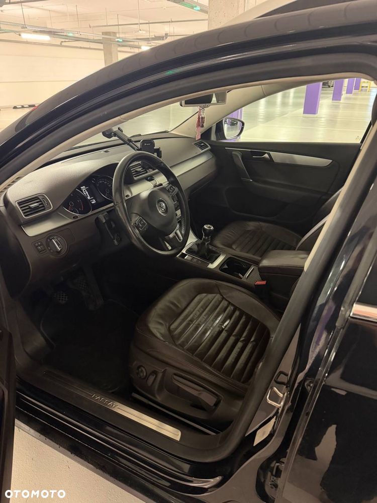 Volkswagen Passat - 1