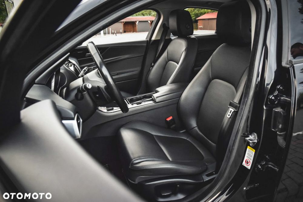 Jaguar XE 2.0 T R-Sport - 6