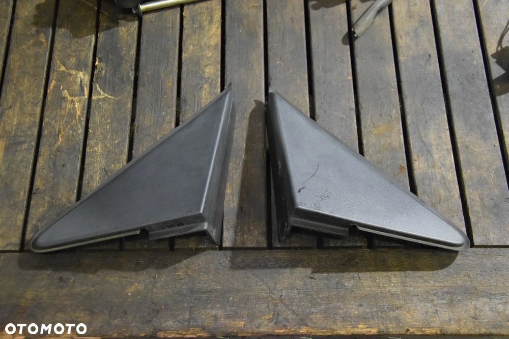 Ford Fiesta 02-08 Trójkąt maskownica mocowania błotnika prawy lewy
