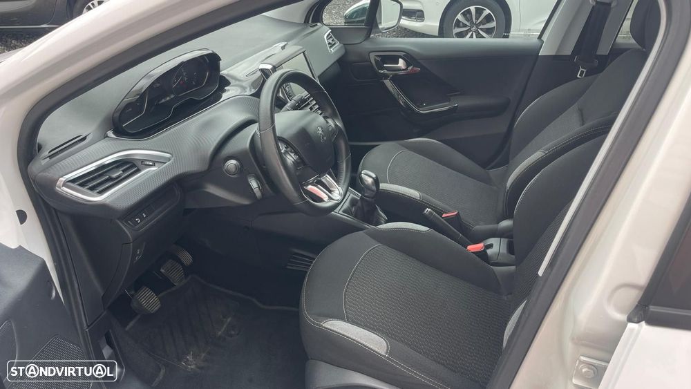 Peugeot 208 1.2 VTi SE Style - 10
