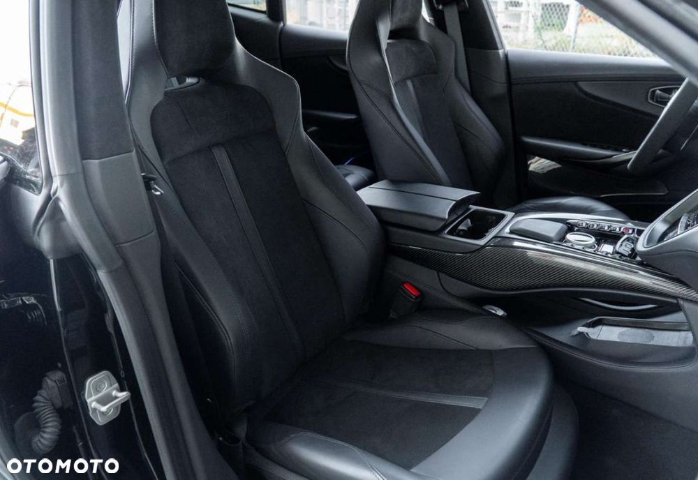 Aston Martin DBX - 8