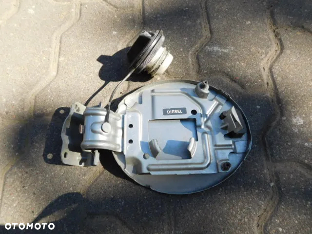 klapka korek wlewu paliwa NISSAN NOTE E11 - 2