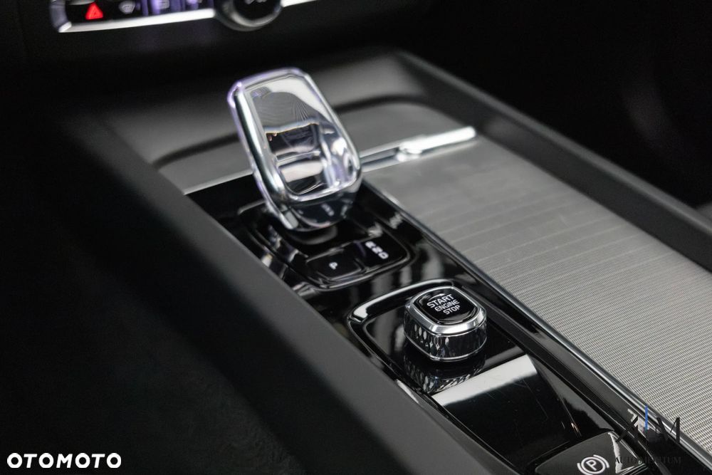 Volvo XC 60 B4 D AWD Ultimate Dark - 21