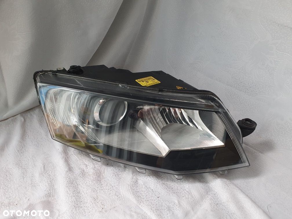 Europa Lampa prawa xenon Skoda Octavia III jasna skrętna - 2