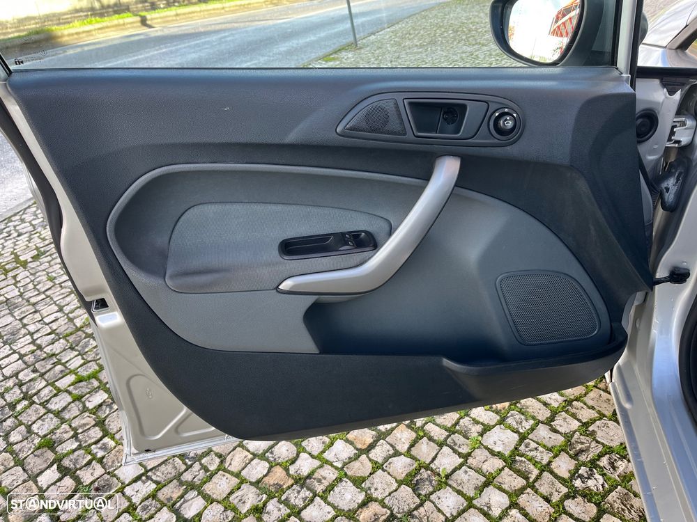 Ford Fiesta 1.4 TDCI Ambiente - 12