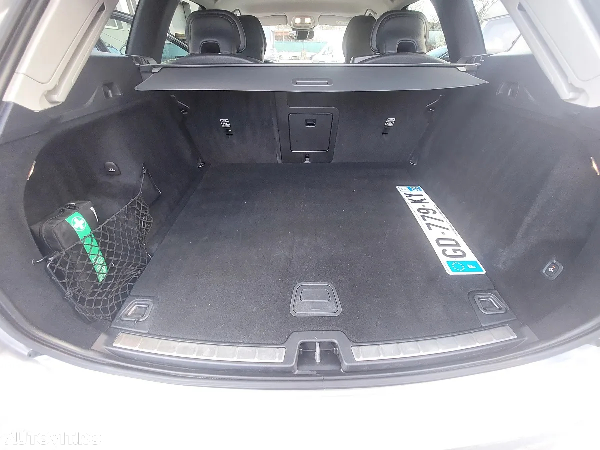 Volvo XC 60 B4 MHEV AWD Momentum Pro - 9