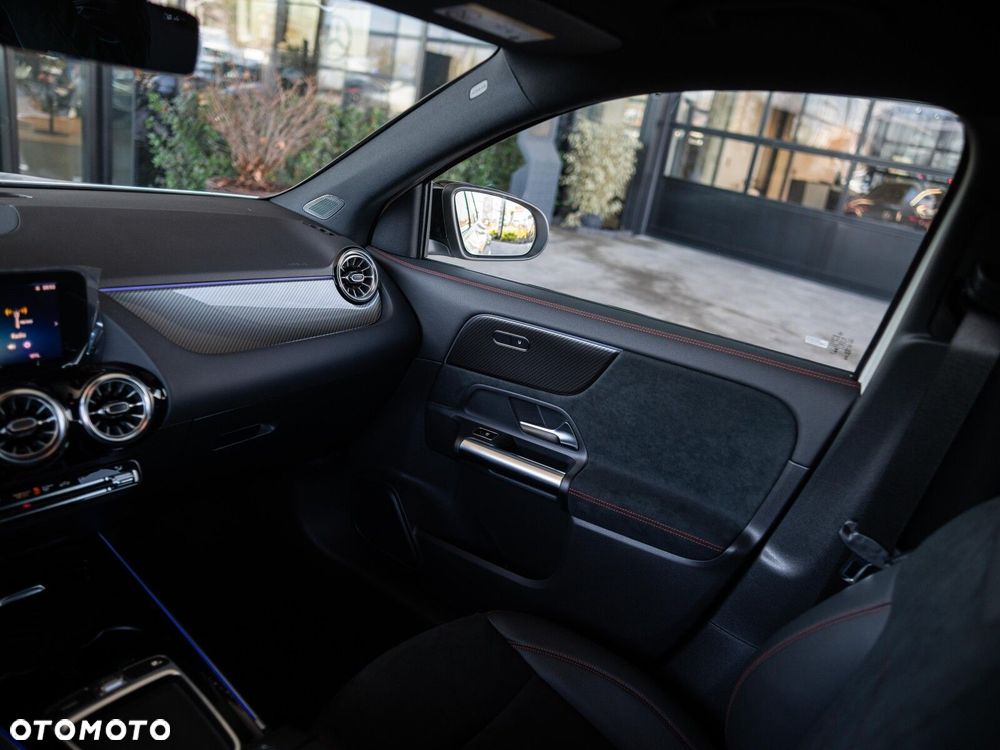 Mercedes-Benz GLA - 16