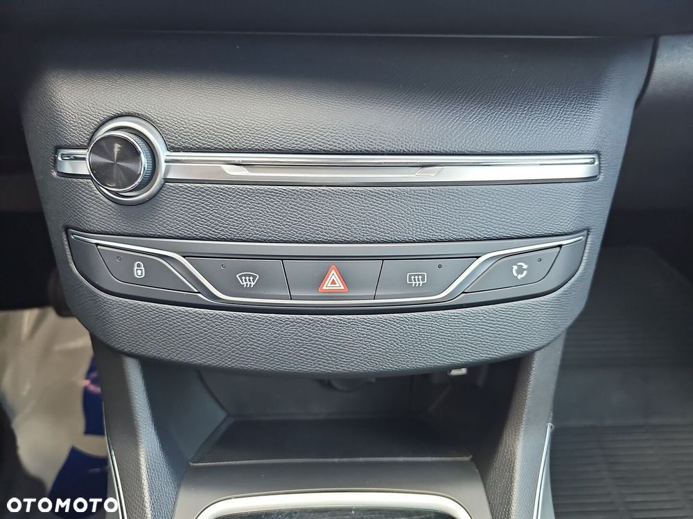 Peugeot 308 BlueHDi 130 EAT8 Allure - 28