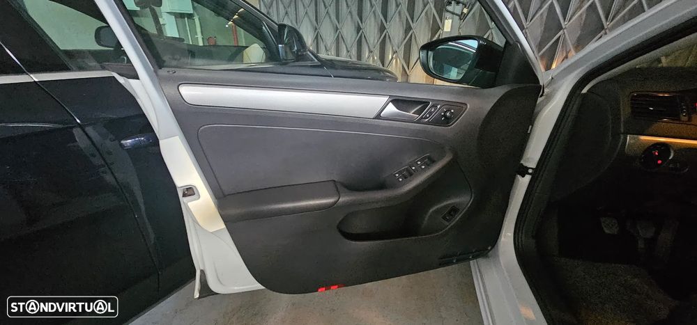 VW Jetta 2.0 TDI Confortline - 40