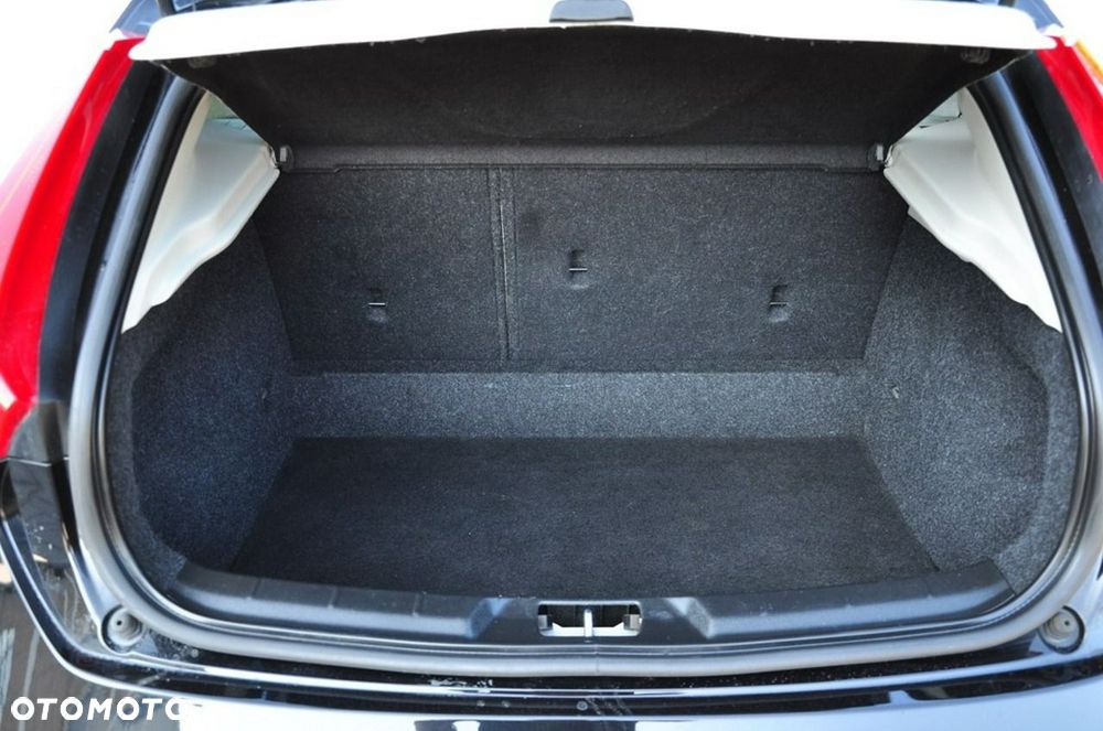 Volvo V40 - 25