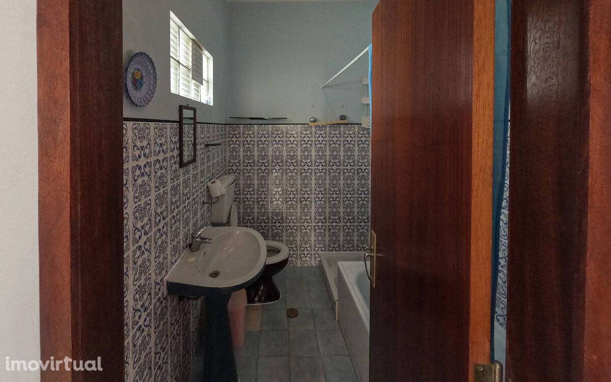 Moradia com armazém e quintal no centro da vila de São Teotónio - Grande imagem: 3/19