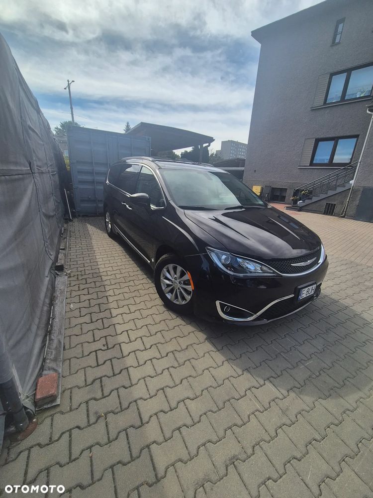 Chrysler Pacifica - 2