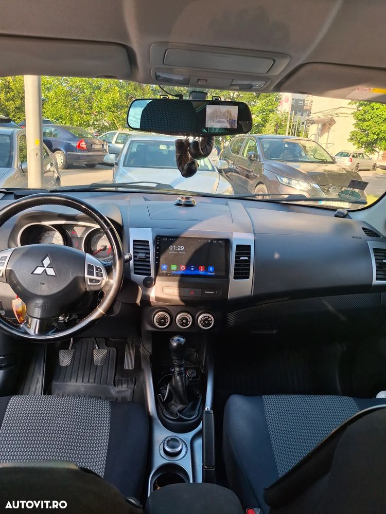 Mitsubishi Outlander - 2