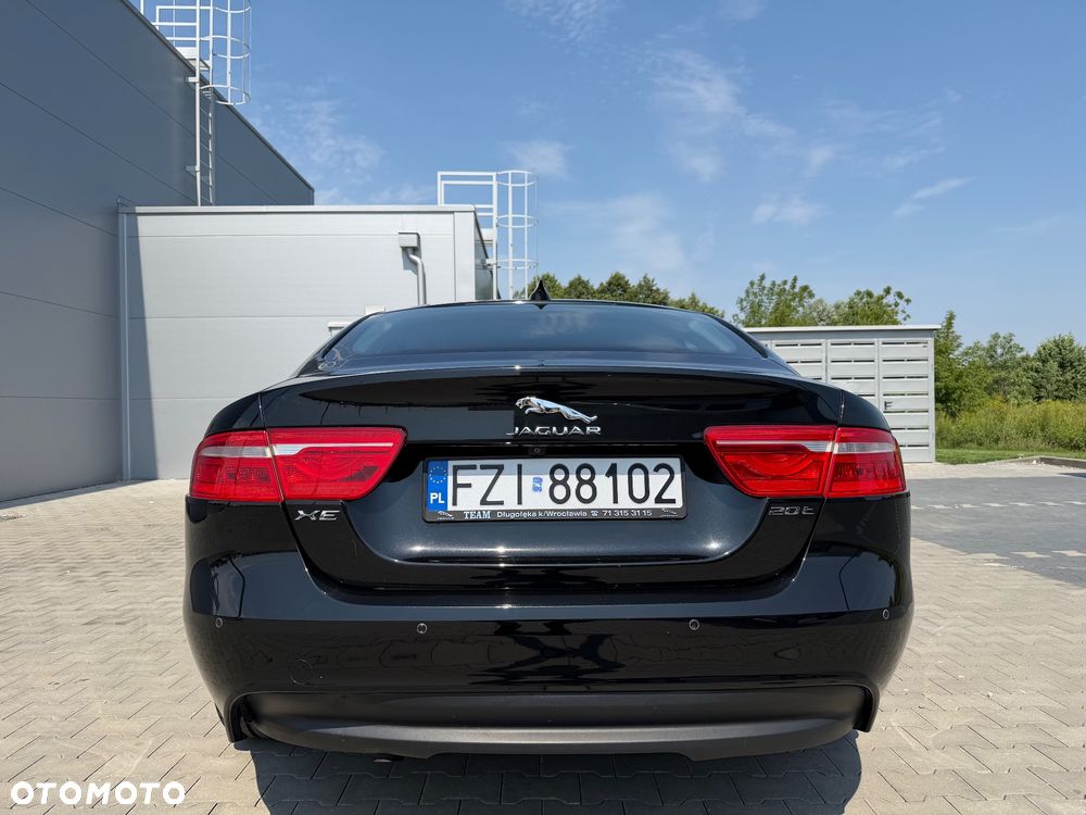 Jaguar XE 2.0 T Portfolio - 11