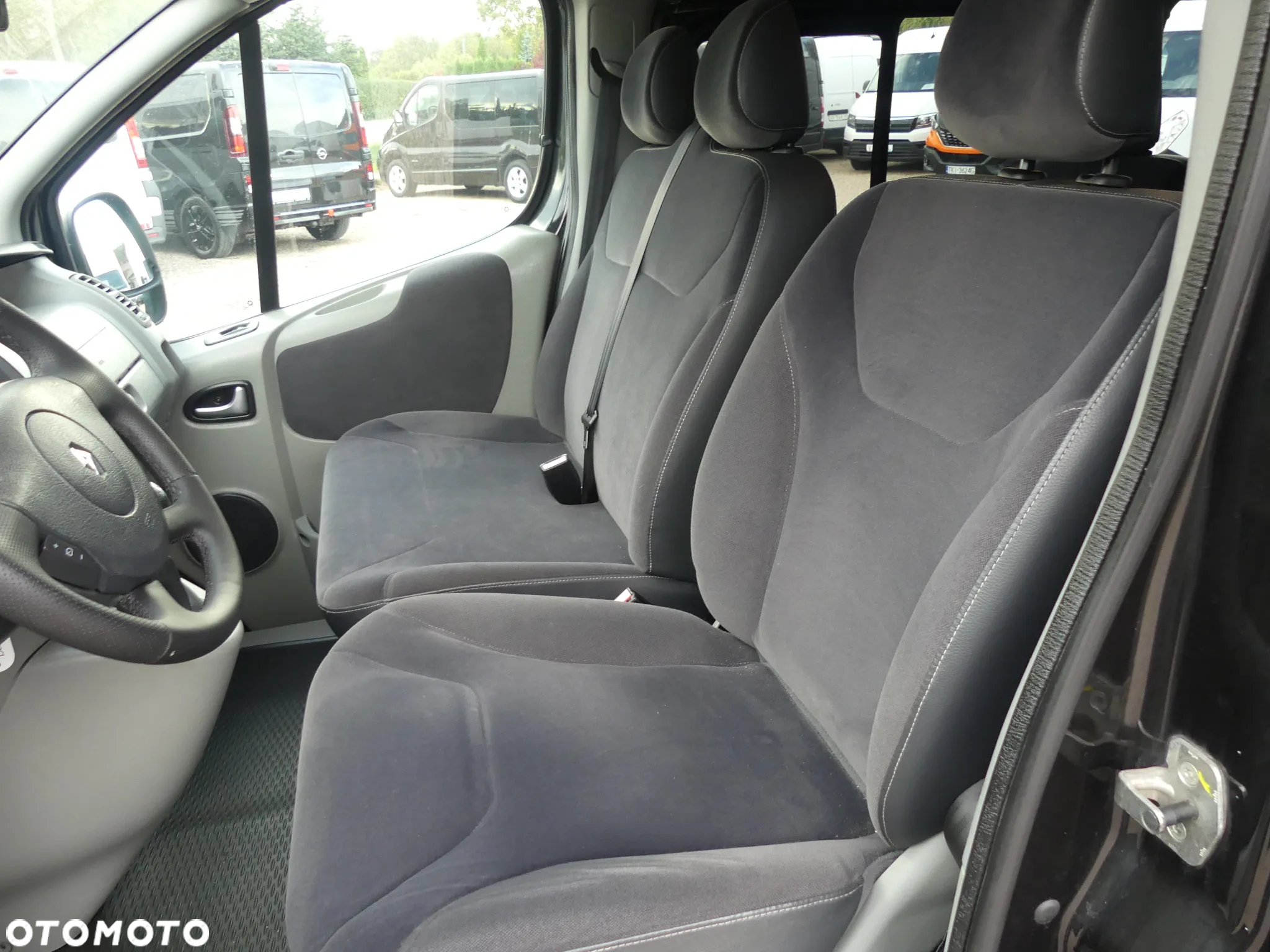 Renault Trafic 2.0 dCi 115 FAP Grand Passenger Black Edition - 17